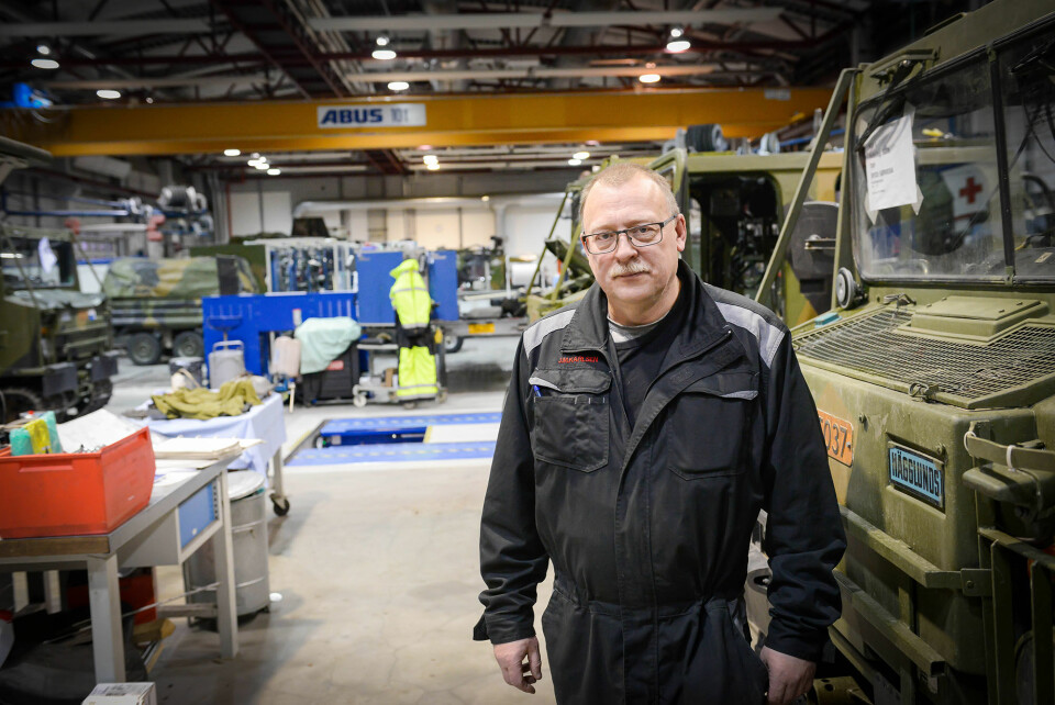 OPPGITT: Jan Mikal Karlsen er fungerende leder for verkstedklubben på Bardufoss. Han er oppgitt over planene om konkurranseutsette deler av vedlikeholdet i Forsvaret. Foto: Jonny Karlsen
