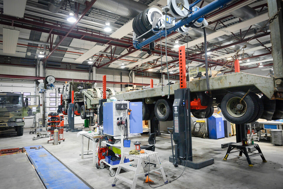 TUNGE LØFT: Ved Hærens verksted på Bardufoss har de blant annet kapasitet for å løfte tunge kjøretøy som for eksempel langtransportkjøretøyene til Forsvaret. Foto: Jonny Karlsen