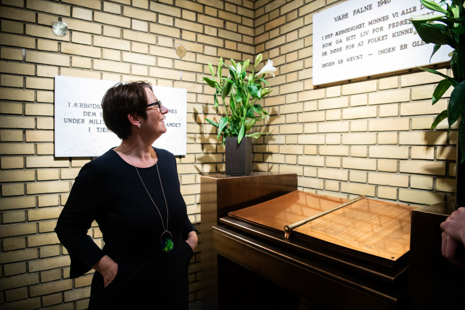 MINNES: I ei av trappene på Stortinget blir politikarar og stortingspresident Tone Wilhelmsen Trøen minte om dei mange som har gitt livet sitt for fridom og demokrati.