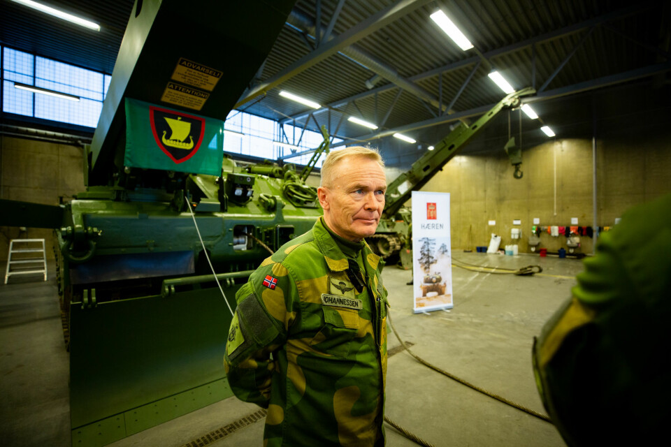 Sjef Hæren Odin Johannessen under overleveringen av Hærens nye bergingspanservogn. (Foto: Frederik Ringens)