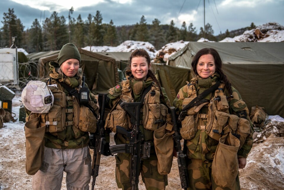 Emilie Rekdal (venstre), Henriette Sigurdardottir og Frida Mikaelsen inne i bataljonens kommandoplass under øvelse Rein 2.