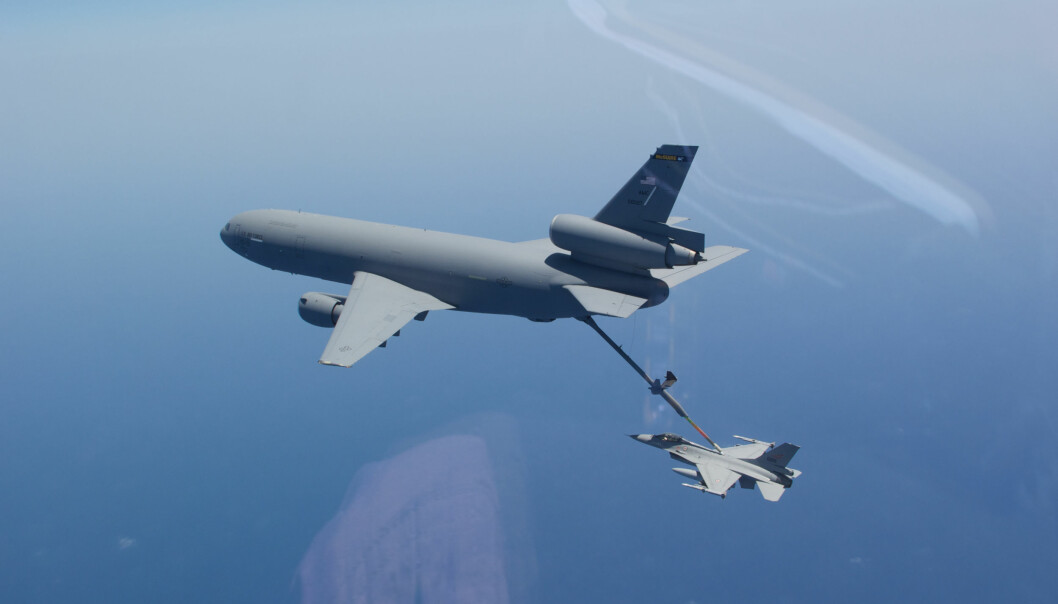 LIBYA: Norsk F-16 tanker drivstoff av et KC-10 under operasjonen over Libya