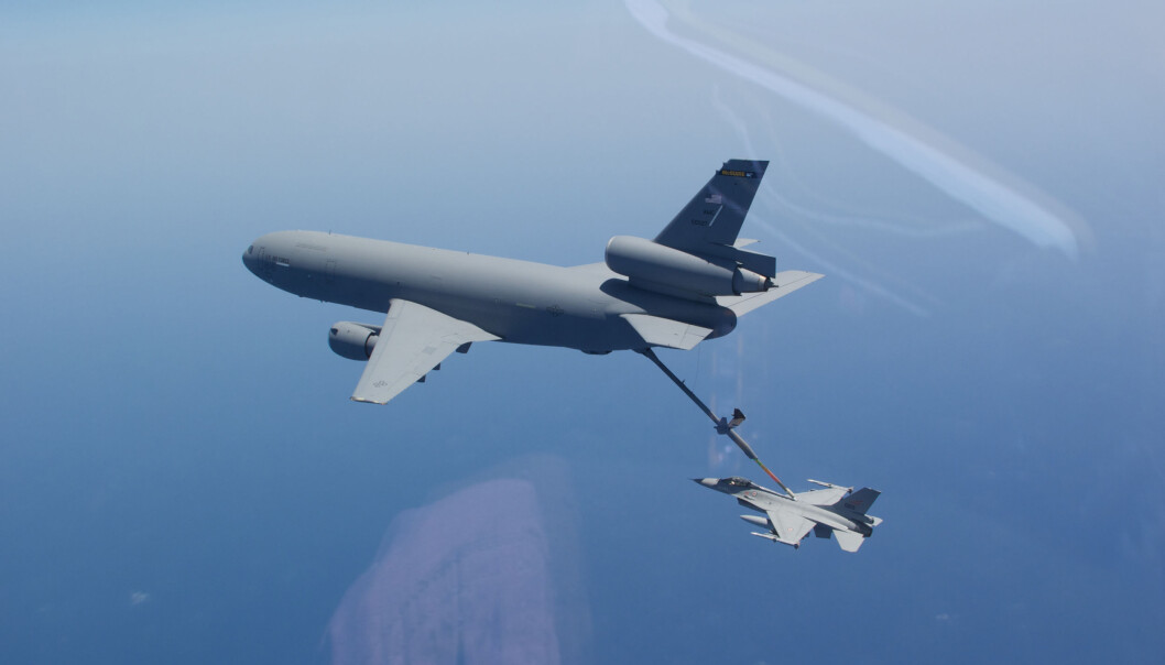 LIBYA: Norsk F-16 tanker drivstoff av et KC-10 under operasjonen over Libya LIBYA: Norsk F-16 tanker drivstoff av et KC-10 under operasjonen over Libya