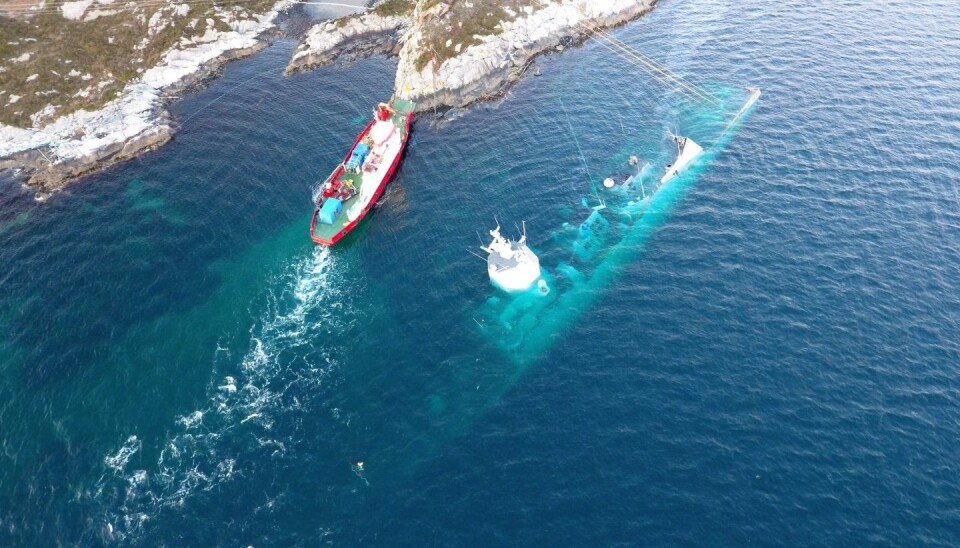 FORLIST: KNM Helge Ingstad fotografert fra luften mens hun lå under vann i Øygarden utenfor Bergen.