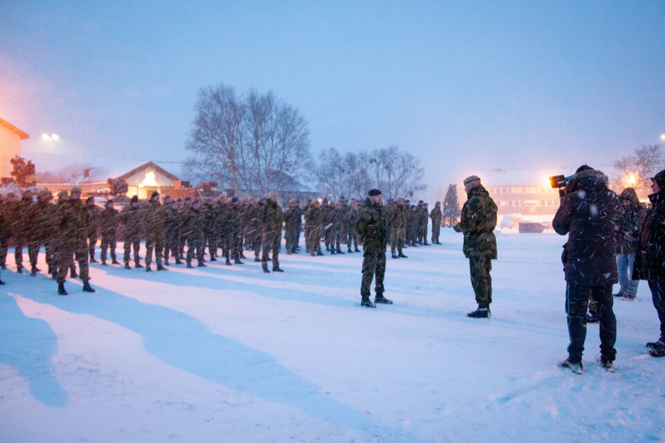 OPPSTILLING: For å markere at Hæren igjen er tilbake i Garnisonen i Porsanger var det torsdag blant annet oppstilling med de 150 første soldatene som er ankommet leiren. Foto: Forsvaret