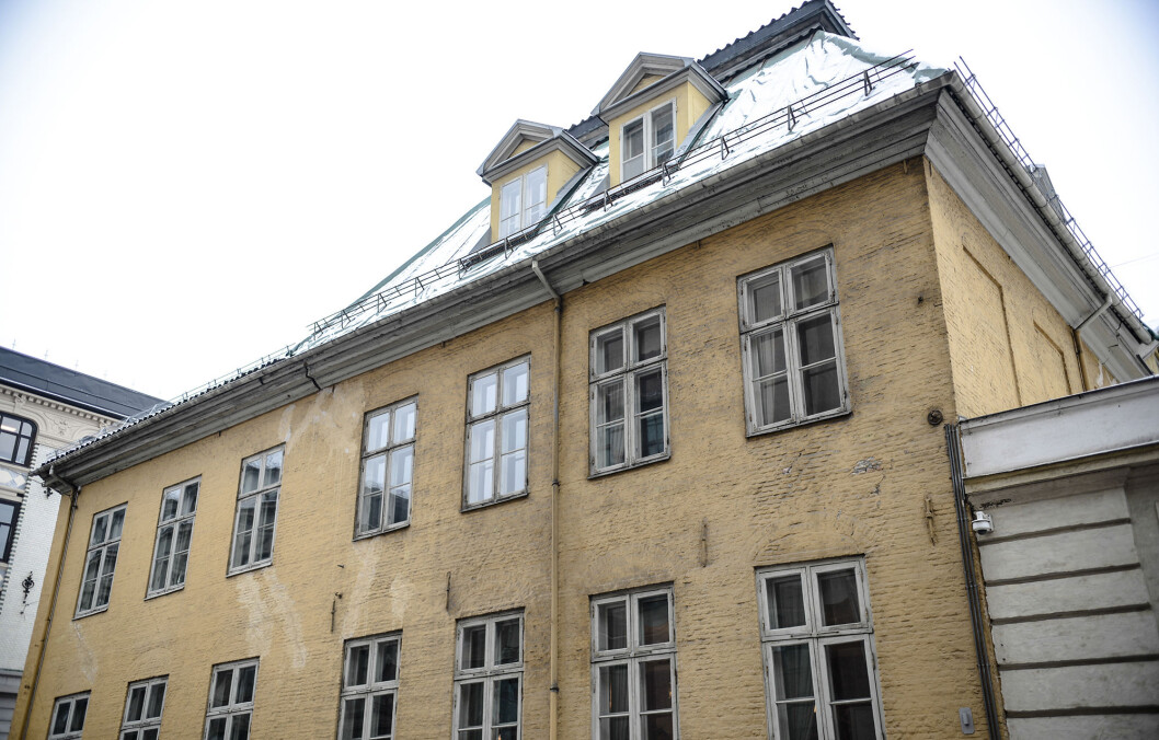 Forsvarsdepartementet har besluttet å selge Gamle Krigsskolen. Den har vært Forsvarets eiendom i mer enn 200 år. Foto: Robert Eik. Forsvarsdepartementet har besluttet å selge Gamle Krigsskolen. Den har vært Forsvarets eiendom i mer enn 200 år. Foto: Robert Eik.