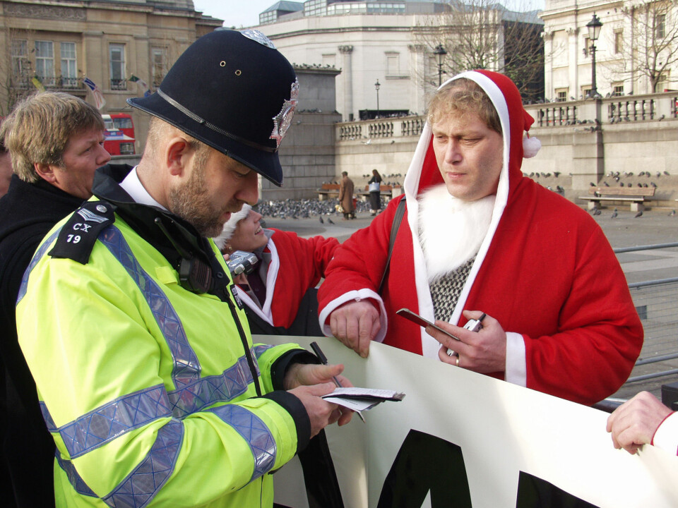 Sellafield: Bellona-aktivistar utkledde som julenissar klatra opp i den norske julegrana på Trafalgar Square i desember 2001 i protest mot dei radioaktive utsleppa frå Sellafield-anlegget.\n