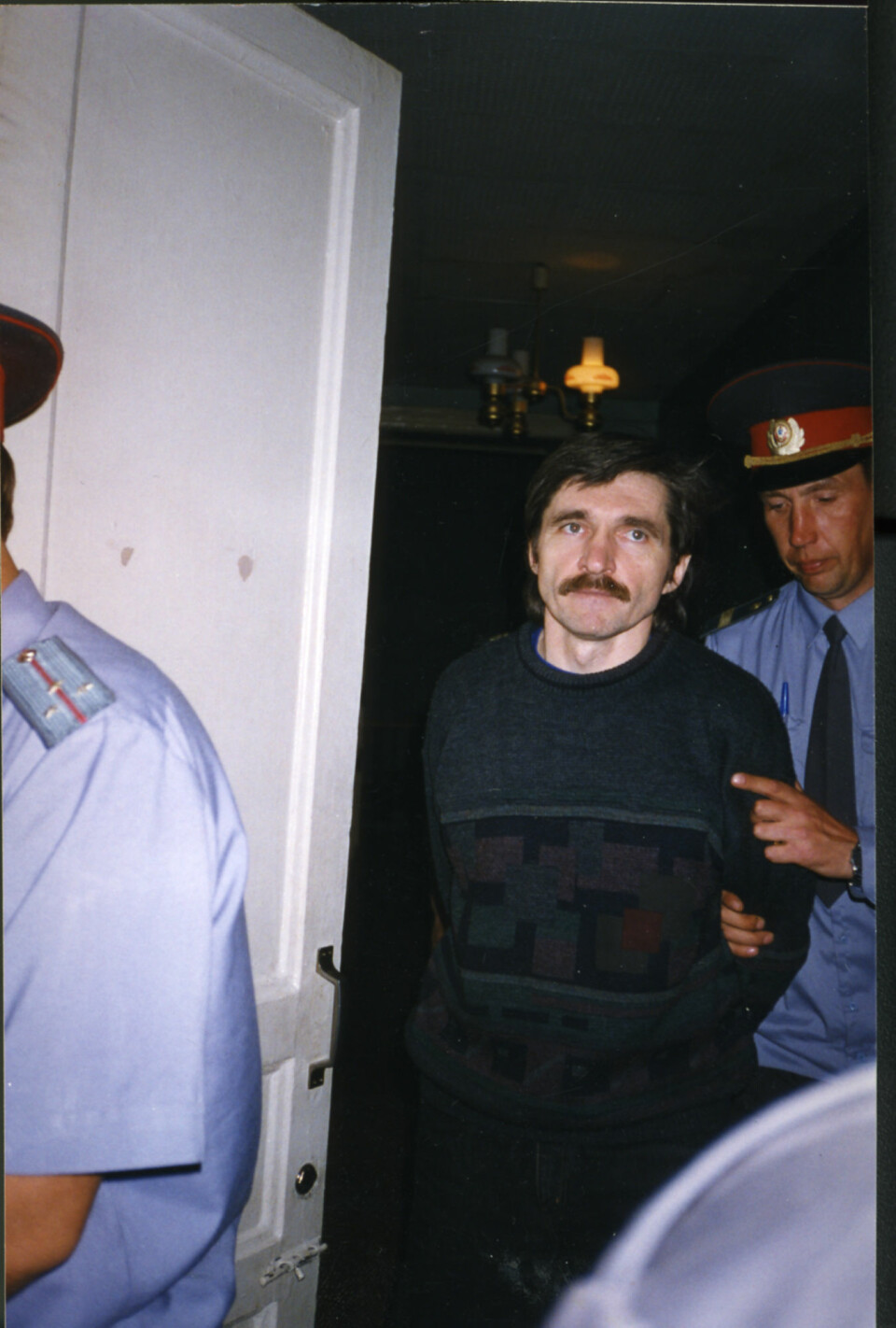 Arrestert: Aleksander Nikitin vert ført inn til rettshøyring 4. mars 1996, ein månad etter at han blei arrestert og klaga for spionasje i samband med bidraget hans til ein rapport frå Bellona.\n