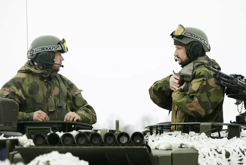 Kronprins Haakon får testet Leopard 2 under vinterøvelsen Cold Response 2006. Foto: Torbjørn Kjosvold / Forsvaret