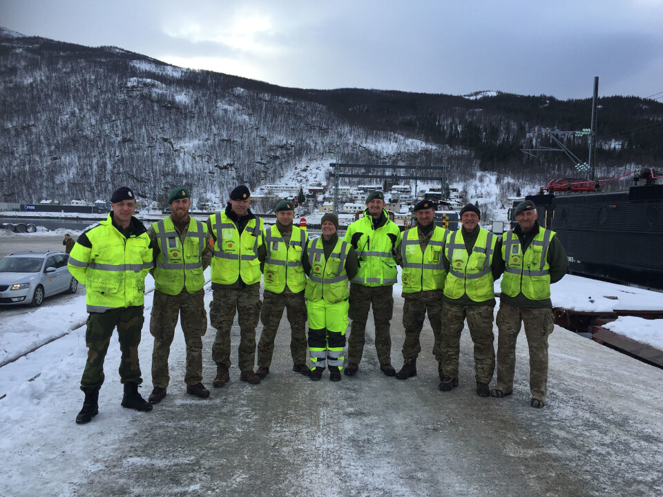 HJELPER: Danske Movecon hjelper til. Bjørnar Stensen (fra Norge), Kasper Fruergaard Nielsen, Allan Troldahl, Rune Abrahamsen, Nadia Nielsen, Mikkel Nysom, Carsten Fisker og Jan Spitzek.