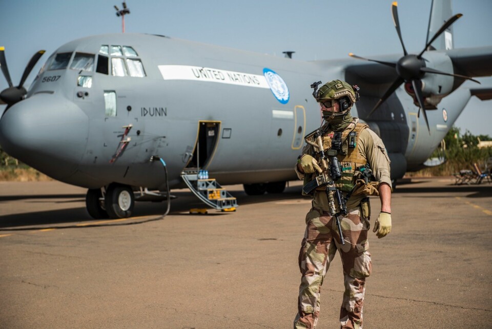 En norsk soldat foran et C130J-transportfly i Mali.