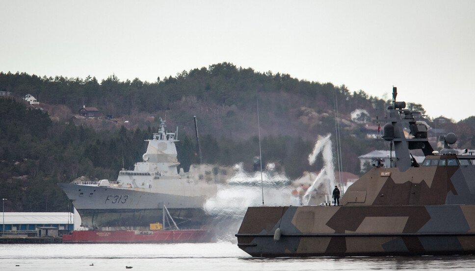 Slik så det ut da KNM Helge Ingstad ble slept til Haakonsvern.