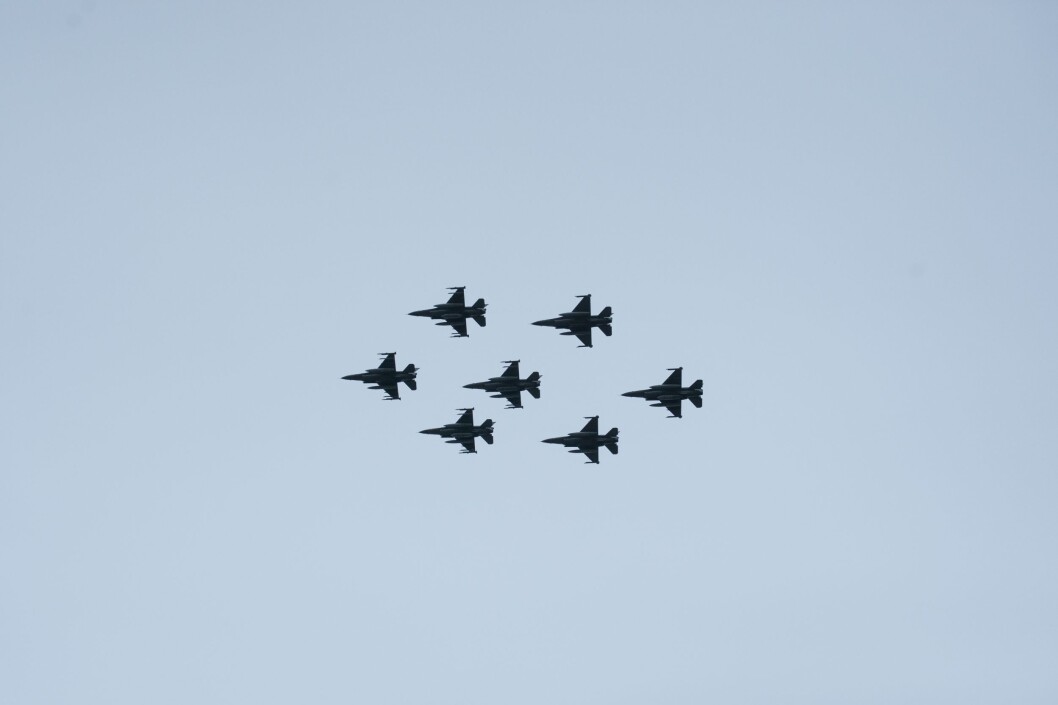 Formasjon: Syv F-16 forlot Ørland flystasjon 1. april. De gjenværende F-16-flyene skal nå operere fra Bodø (Foto: Jan Terje Hellemsbakken / Forsvaret). Formasjon: Syv F-16 forlot Ørland flystasjon 1. april. De gjenværende F-16-flyene skal nå operere fra Bodø (Foto: Jan Terje Hellemsbakken / Forsvaret).