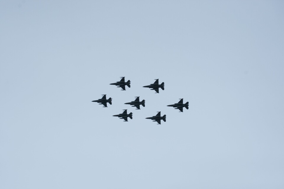 Formasjon: Syv F-16 forlot Ørland flystasjon 1. april. De gjenværende F-16-flyene skal nå operere fra Bodø (Foto: Jan Terje Hellemsbakken / Forsvaret).