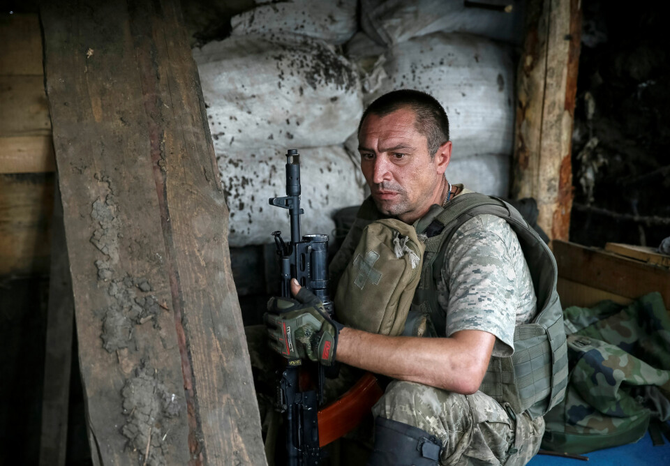 En ukrainsk tjenestemann ved frontlinjen i Krasnohorivka nær Donetsk i Ukraina den 12. august 2016.  Foto: REUTERS/Gleb Garanich