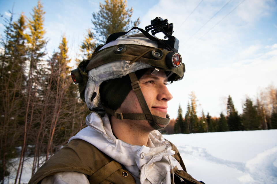 På øvelse i Sverige kriget 2000 soldater med simulatorvest og sensorer på hjelmen.