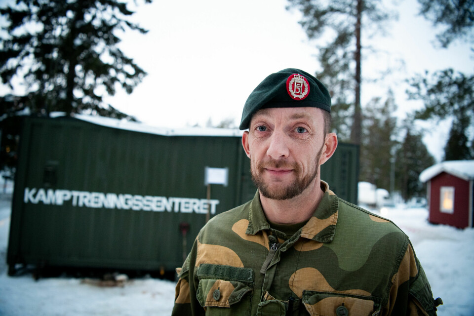 FØLGER MED: Major Sjur Grindstuen er sjef for Hærens kamptreningssenter. I bakgrunnen står den norske Combat Training Center-kontaineren som mottar informasjon fra alle sensorene i felt.