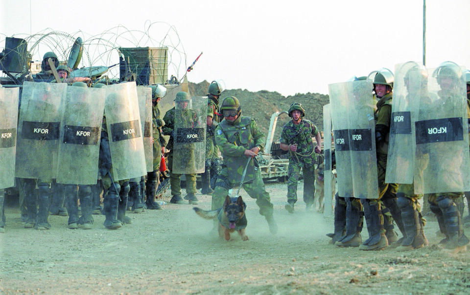 Norske soldater trener på å håndtere demonstranter i Camp Lebane, Kosovo 2004.
