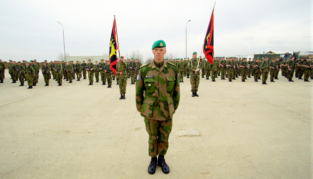LEDER: Robert Mood har ledet mange norske soldater i konfliktområder, som her i Kosovo. Han deler av erfaringene i sin bok, skriver Shabana Rehman. LEDER: Robert Mood har ledet mange norske soldater i konfliktområder, som her i Kosovo. Han deler av erfaringene i sin bok, skriver Shabana Rehman.