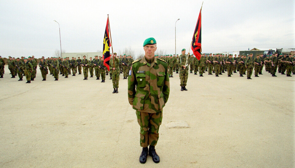 LEDER: Robert Mood har ledet mange norske soldater i konfliktområder, som her i Kosovo. Han deler av erfaringene i sin bok, skriver Shabana Rehman.