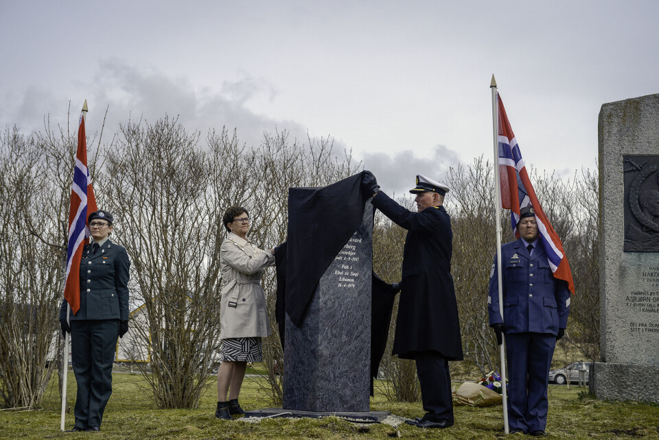 MINNEBAUTA: Skånland-ordfører Helene Berg Nilsen og kommandør Jon Ivar Kjellin, sjef for HV-16, avduket bautaen til minne om Jarle Håvard Warberg. Foto: Jonny Karlsen