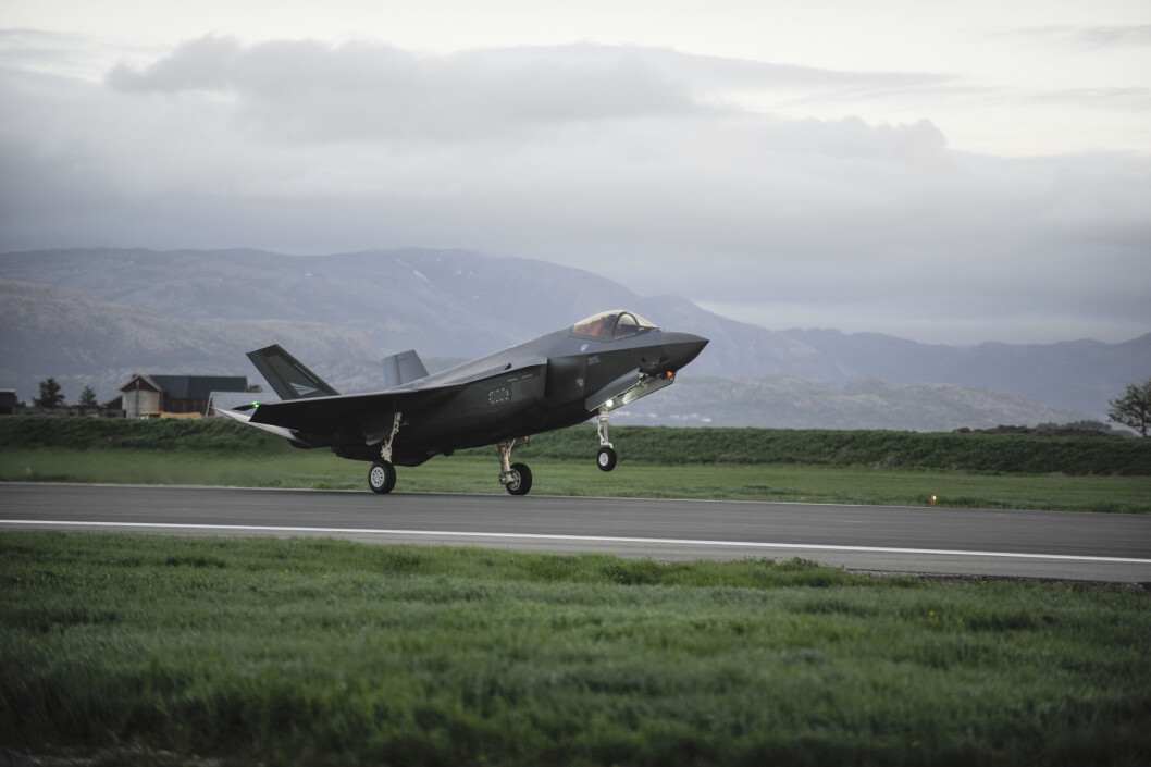 Kampflyene kan bli flere milliarder dyrere enn først antatt. Kampflyene kan bli flere milliarder dyrere enn først antatt.