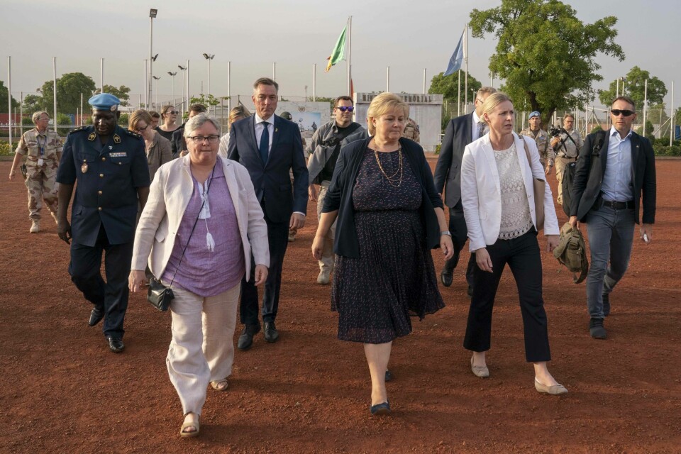 VIKTIG: Erna Solberg, forsvarsminister Frank Bakke-Jensen (bak) besøkte Mali. Sjefen for MINUSMAs politiske ledelse, Joanne Adamson (t.v.), mener det norske bidraget er viktig.