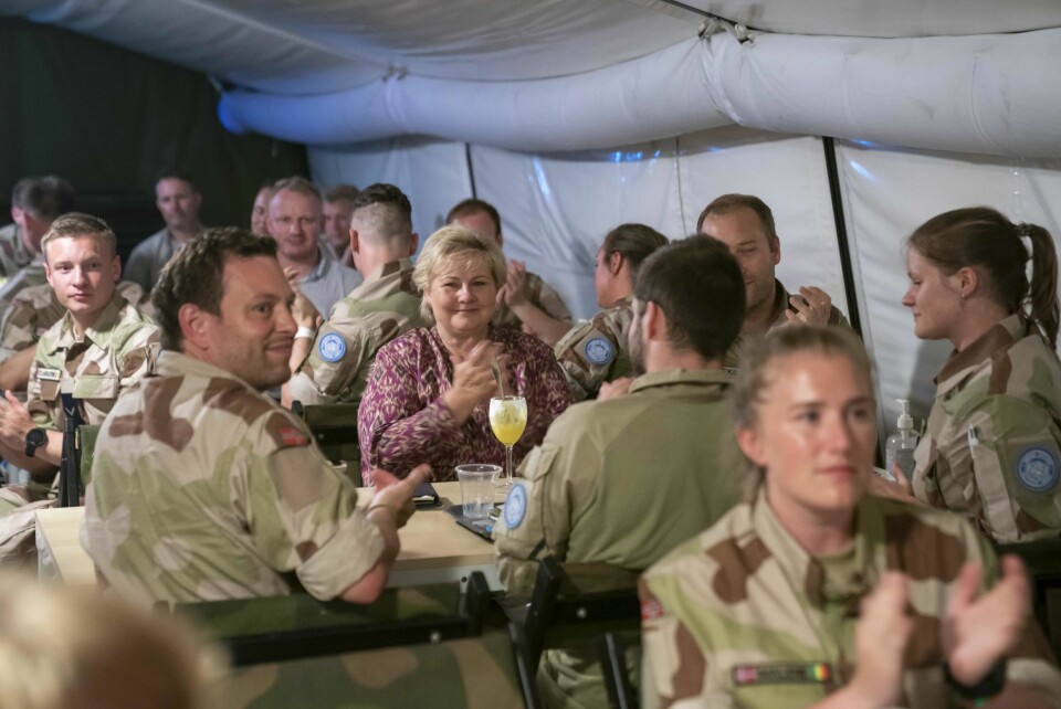I LEIR: Statsminister Erna Solberg spiser middag med norske soldater som deltar i FNs fredsbevarende operasjon i Mali i Camp Bifrost.