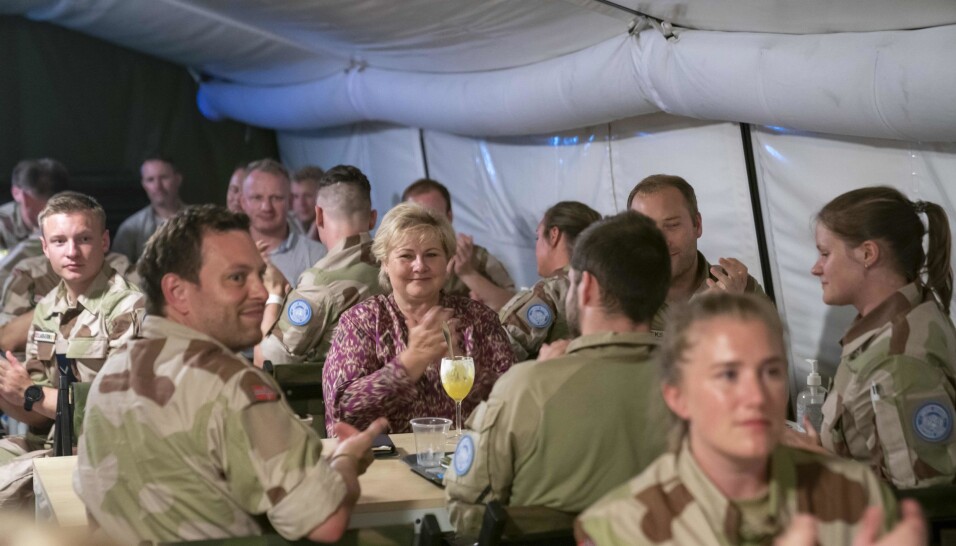 Statsminister Erna Solberg spiser middag med norske soldater som deltar i FNs fredsbevarende operasjon i Mali i Camp Bifrost.