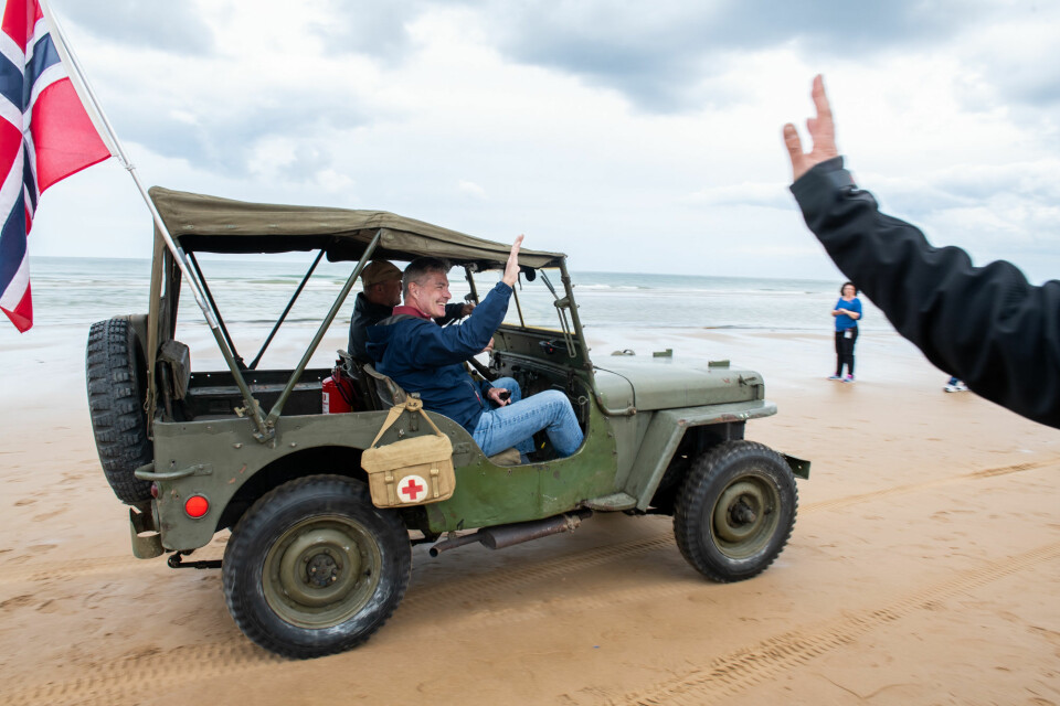 Fire nordmenn fikk et drømmemøte med USAs ambassadør til Norge – i jeep på historiske Omaha Beach.
