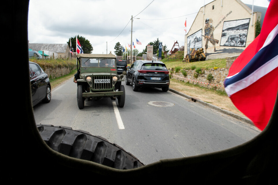 De blir lagt merke til langs veiene i Normandie, nordmennene i sine Willy Jeep.