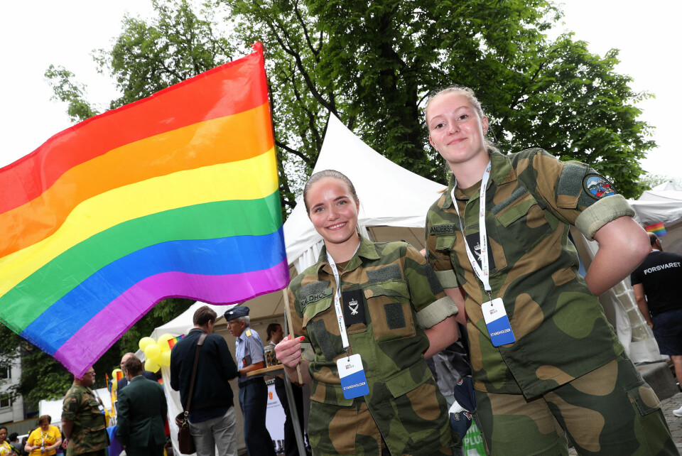 Siri Marie Kaldhol og May Andersen på Forsvarets stand under Oslo Pride 2019. Foto: Torbjørn Kjosvold/Forsvaret.