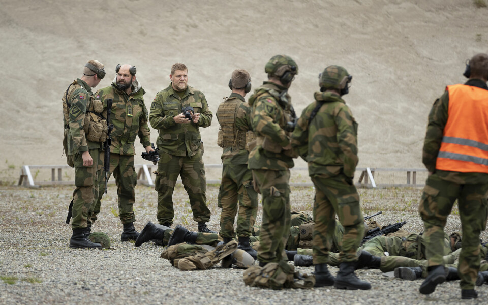Major Helje Borud (nr. tre fra venstre) og hans mannskaper forberedte seg i forrige uke med blant annet skyting på kortholdsbane.