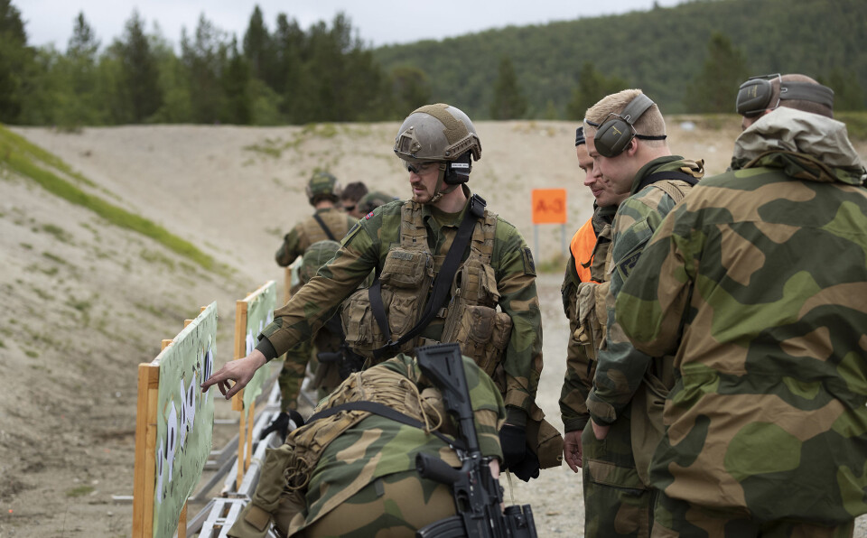 ANSATTE: Senterpartiet mener regjeringen ikke tar signalene fra dem som er ansatt i Forsvaret. Her ser vi offiserer og spesialister på skytebanen til Porsangmoen leir.