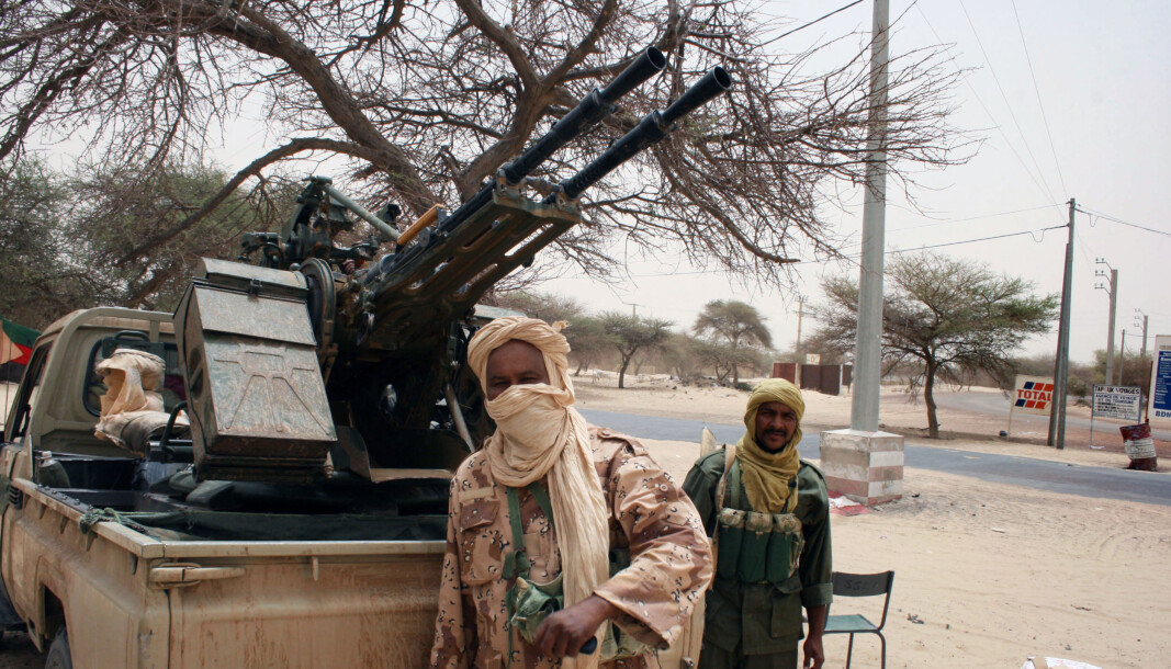 Tuareg-opprørerere fra bevegelsen MNLA - nasjonalbevegelsen for frigjøringen av Azawad står foran et kjøretøy i Timbuktu 11. april 2012. Tuareg-opprørerere fra bevegelsen MNLA - nasjonalbevegelsen for frigjøringen av Azawad står foran et kjøretøy i Timbuktu 11. april 2012.