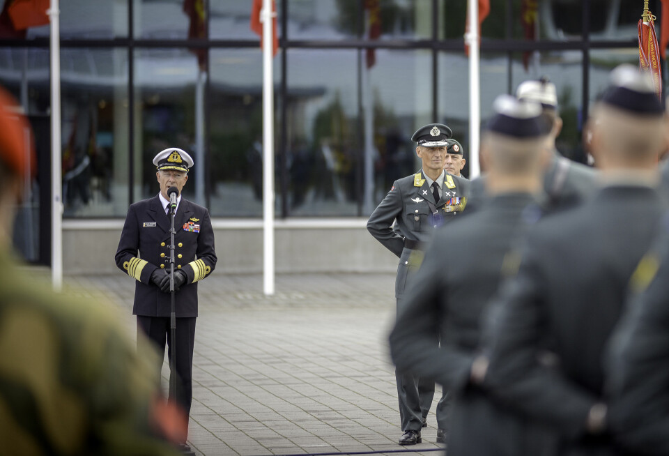 Forsvarsledelsen var tilstede da Eirik Kristoffersen tok over som sjef for Hæren på oppstillingsplassen utenfor Hærstabens lokaler på Bardufoss. Foto: Jonny Karlsen\n
