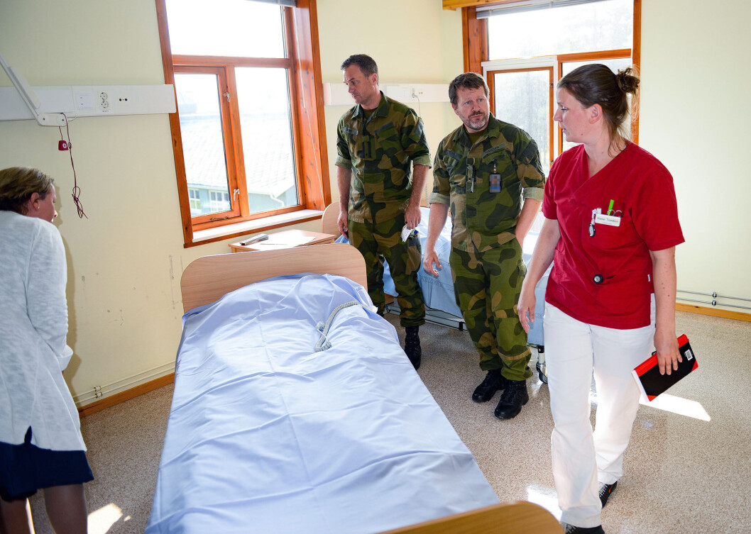 FORNØYD IGJEN: Sykepleier Merethe Nesvik, brigadeveterinær Roger Kimo, hovedverneombud Thomas Hansen og sykepleier Hanne Trondsen sjekker vaskingen på sykestua i Skjold leir. Foto: Jonny Karlsen FORNØYD IGJEN: Sykepleier Merethe Nesvik, brigadeveterinær Roger Kimo, hovedverneombud Thomas Hansen og sykepleier Hanne Trondsen sjekker vaskingen på sykestua i Skjold leir. Foto: Jonny Karlsen