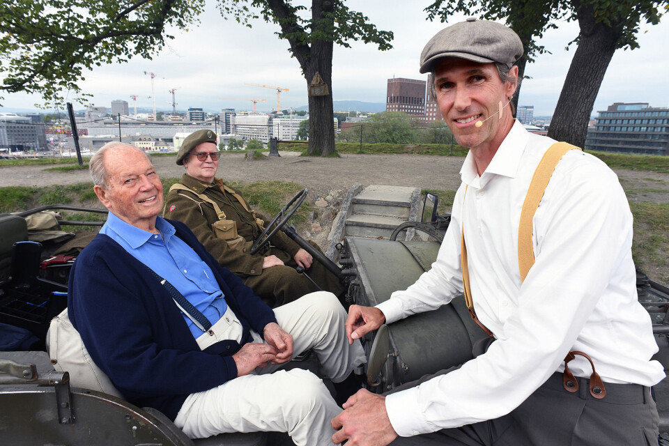 Med Jon Døhl som sjåfør fikk Erling Lorentzen skyss mellom noen av de sju postene. Lorentzen brukte selv en jeep av samme typen da han etter frigjøringen var en del av den kongelige eskorten.