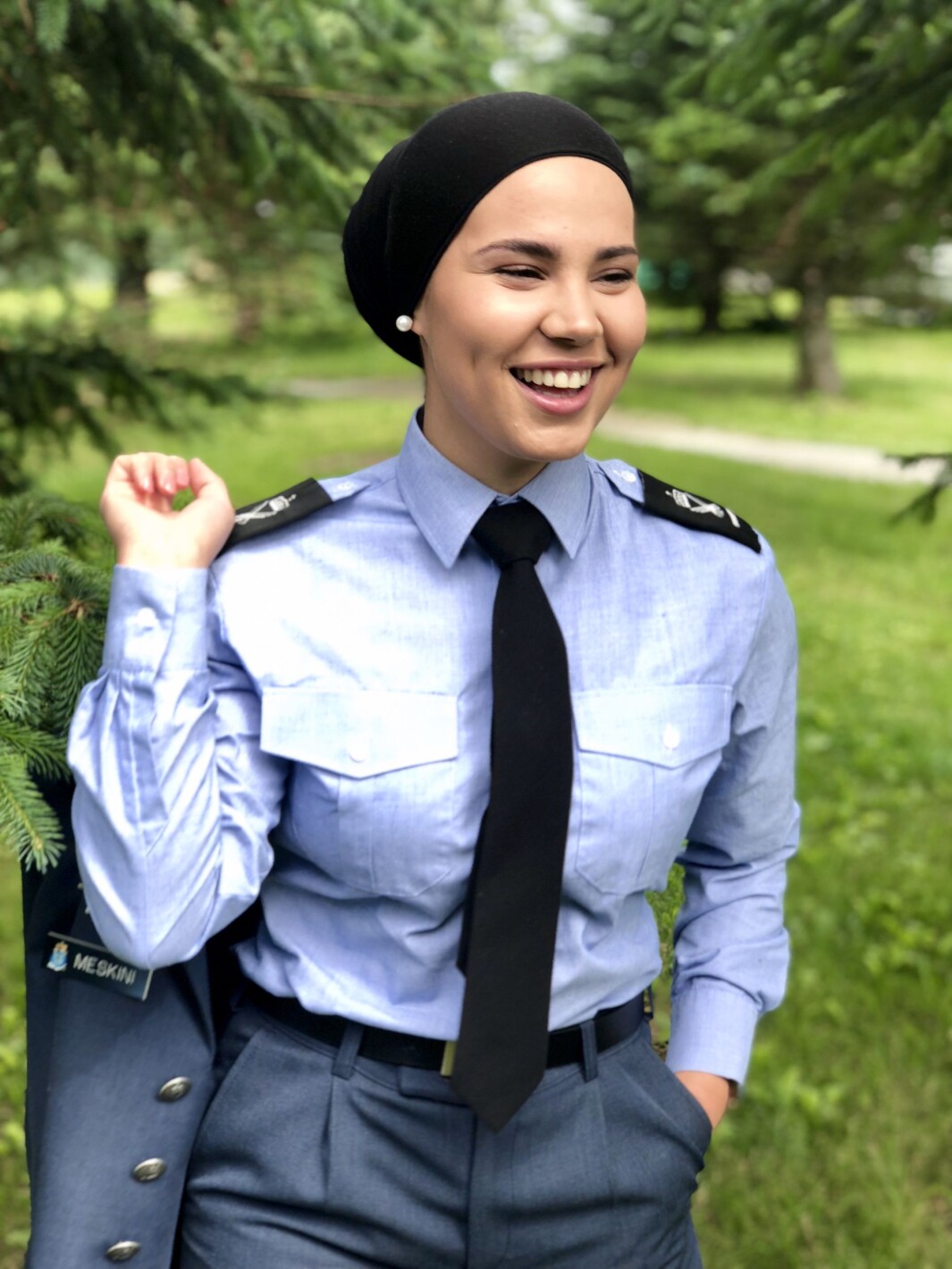 Iman Meskini ble kjent som Skam-Sana. Hun har tjenestegjort i Luftforsvaret. Iman Meskini ble kjent som Skam-Sana. Hun har tjenestegjort i Luftforsvaret.