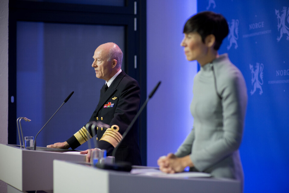 Forsvarssjef Haakon Bruun-Hanssen og tidligere forsvarsminister Ine Eriksen Søreide under fremleggelsen av fagmilitært råd i 2015.
