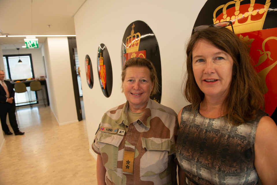 Kristin Lund besøker Anne Seltzer ved den norske ambassaden i tel Aviv.