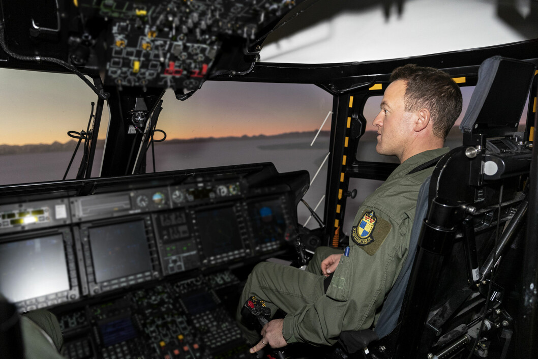 Major Torstein Johansen i 337 skvadronen på treningstokt med NH90 i simulatoren i Nederland. FOTO: AARON ZWAAL, RNLA
