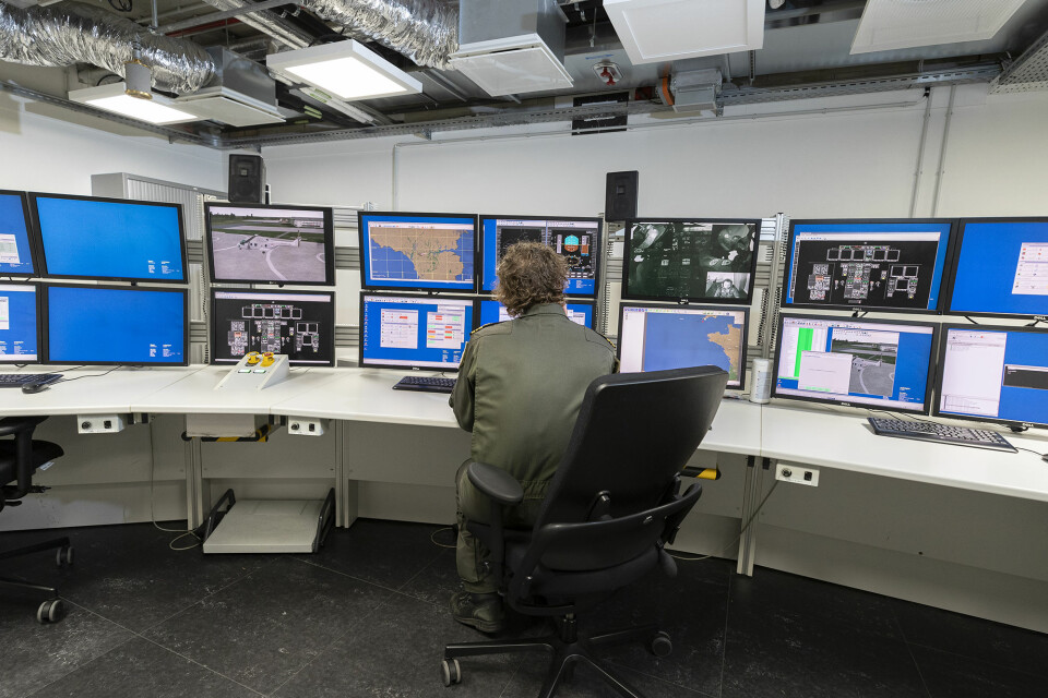 Stor datamaskiner hjelper til med å lage realistiske scenarioer for trening med NH90. FOTO: AARON ZWAAL, RN
