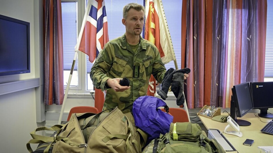 Oberstløytnant Anders Voll åpner pakningen han alltid har stående klar på kontoret dersom alarmen går. Nå mangler det grå ullsokker, de har soldatene hans på seg. Foto: Jonny Karlsen, Forsvarets forum Oberstløytnant Anders Voll åpner pakningen han alltid har stående klar på kontoret dersom alarmen går. Nå mangler det grå ullsokker, de har soldatene hans på seg. Foto: Jonny Karlsen, Forsvarets forum