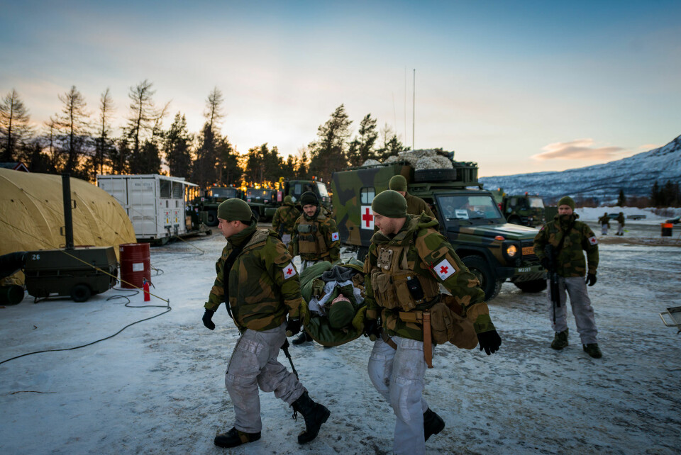 MED ULLSOKKER: Når Sanitetsbataljonen nå er ute og øver har i alle fall soldatene ullsokker på beina. Foto: Ole Sverre Haugli/Forsvaret
