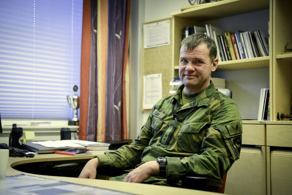 Bataljonssjef Kristian Lien i Artilleribataljonen diskuterer vaskemaskinproblemer med de andre bataljonssjefene. Foto: Jonny Karlsen, Forsvarets forum.