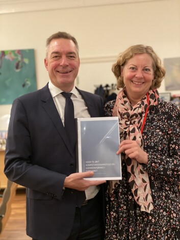 Forsvarsminister Frank Bakke-Jensen fikk overlevert delrapporten fra utvalgsleder Berit Svendsen (Foto: Forsvarets forum). Forsvarsminister Frank Bakke-Jensen fikk overlevert delrapporten fra utvalgsleder Berit Svendsen (Foto: Forsvarets forum). 