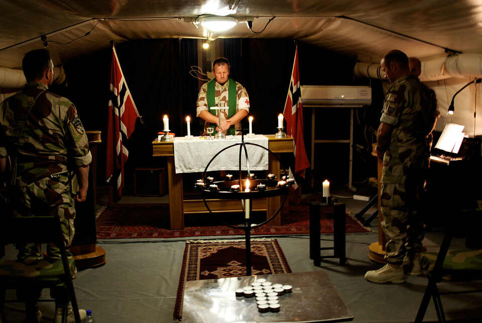 Feltprest og Major Knut Espen Høidal holder minnegudstjeneste etter terrorangrepet mot Norge 22. juli 2011, i Camp Nidaros utenfor Mazar e-Sharif i Afghanistan. Foto: Dag Rydmark, Forsvaret