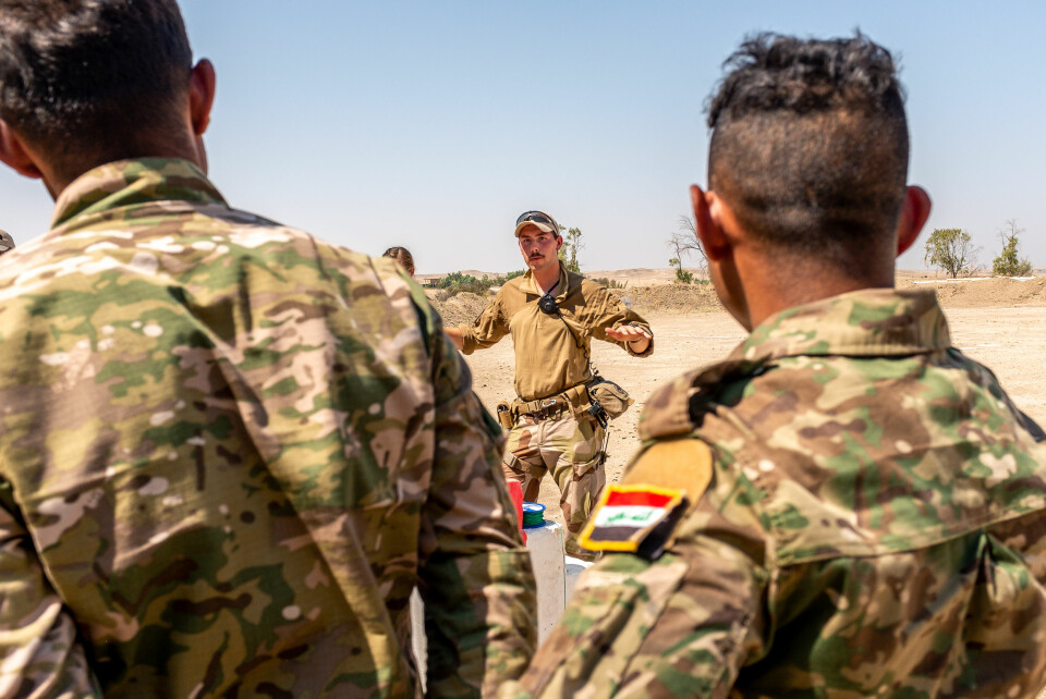 En soldat fra NORTU 5 (Norwegian Task Unit) holder en leksjon om søk og håndtering av improviserte bomber (IED), i Rawah, Irak tidligere i 2019. Foto: Brage Steinson Wiik-Hansen, Forsvaret