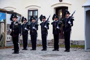 <SPAN style="FONT-SIZE: 16px; WHITE-SPACE: pre-wrap">1. november gikk de siste gardistene av vakt på Akershus festning. Fra nå av vil Garden bare være å se på festningen ved spesielle anledninger. Foto: Cathrine Rognes Johnsen / Forsvaret<B></B></SPAN> <SPAN style="FONT-SIZE: 16px; WHITE-SPACE: pre-wrap">1. november gikk de siste gardistene av vakt på Akershus festning. Fra nå av vil Garden bare være å se på festningen ved spesielle anledninger. Foto: Cathrine Rognes Johnsen / Forsvaret<B></B></SPAN>